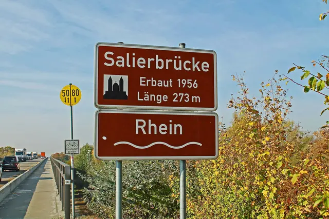 Die Salierbrücke bei Speyer: Der Parkplatz auf baden-württembergischer Seite wird saniert und muss daher drei Wochen lang gesperrt bleiben | Foto: Archiv Kollross