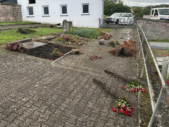Die Täter rissen Pflanzen aus den Grabstellen und verteilten sie wahllos auf dem Gelände | Foto: Polizeiinspektion Lauterecken