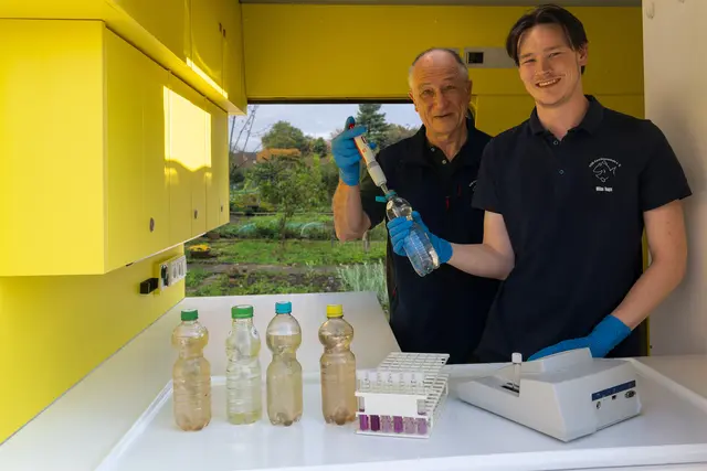 Milan Toups und Georg Stüker kommen mit dem Labormobil nach Speyer | Foto: Ruben Wiltsch/gratis