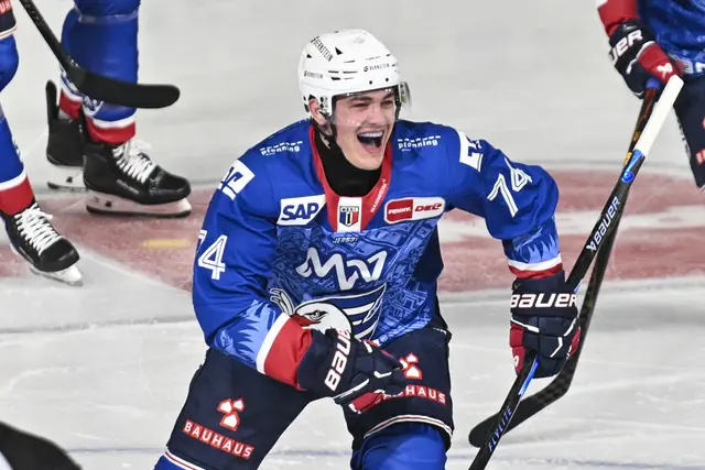 Justin Schütz bejubelt sein frühes Tor zum 1:0 gegen die Straubing Tigers. | Foto: Ruffler/PIX-Sportfotos