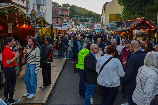 Volle Straßen in der Landstuhler Innenstadt: Tausende Besucher genossen beim Stadtfest Musik, Kulinarik und geselliges Beisammensein. | Foto: Erik Stegner
