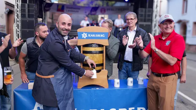 Traditioneller Fassanstich: Bürgermeister Mattia De Fazio gab den Startschuss für das Landstuhler Stadtfest 2025. | Foto: Erik Stegner