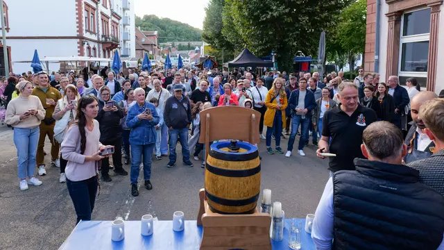 Zum Start des Stadtfestes verfolgten hunderte Besucher die Eröffnung und stimmten sich auf drei Tage Livemusik, Genuss und Budenzauber ein. | Foto: Erik Stegner