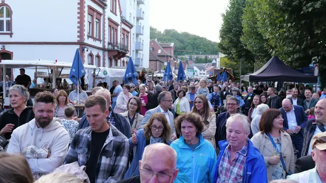 Tausende Besucher füllten die Kaiserstraße: Das Landstuhler Stadtfest lockte am Freitagabend zum Auftakt zahlreiche Gäste in die Innenstadt. | Foto: Erik Stegner