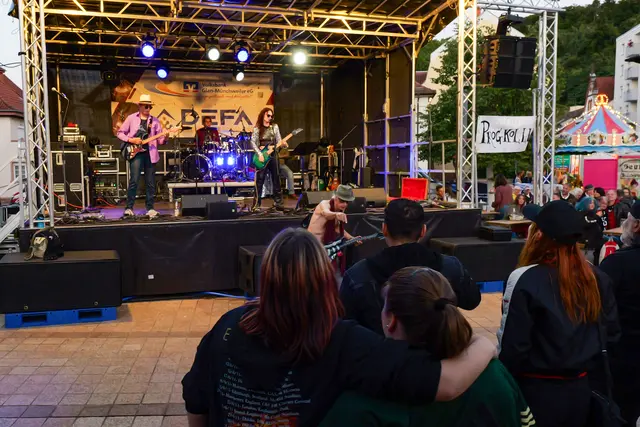 Livemusik auf drei Bühnen: Tausende Besucher genossen beim Landstuhler Stadtfest ein abwechslungsreiches Musikprogramm. | Foto: Erik Stegner