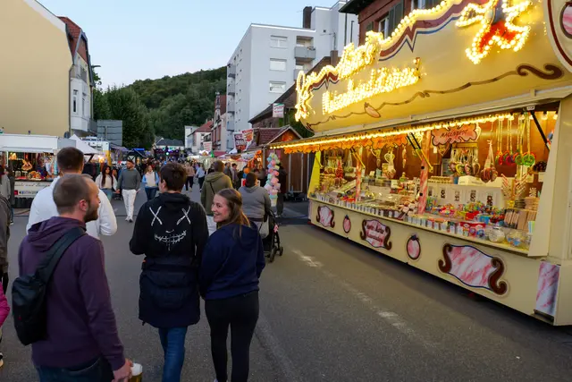 Bunte Buden und Süßwarenstände lockten beim Landstuhler Stadtfest zahlreiche Besucher auf die Festmeile. | Foto: Erik Stegner
