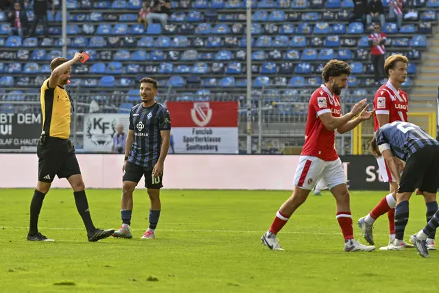 Der in die Knie gebeugte SVW-Kapitän Lukas Klünter (ganz rechts) sieht im Spiel gegen Energie Cottbus die Rote Karte. | Foto: Ruffler/PIX-Sportfotos