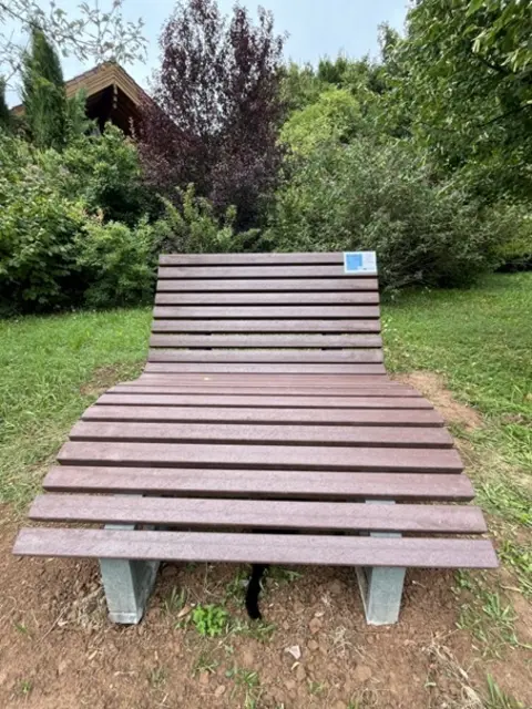 Seit August laden zwei moderne Liegebänke zum Verweilen ein | Foto: Zellertal-aktiv