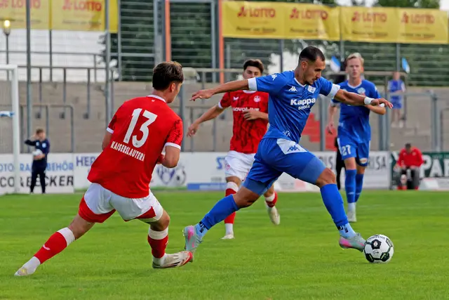 Luka Dimitrijevic vom FK Pirmasens setzt sich im Oberliga-Duell gegen den FC Emmelshausen-Karbach durch. Der Flügelspieler traf in der Nachspielzeit zum 3:3-Endstand. | Foto: Erik Stegner