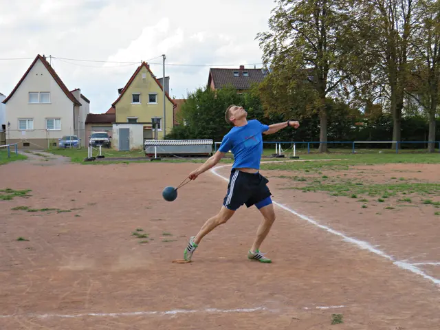 Julian probierte nochmal: Ehemaliger Deutscher Vizemeister Schleuderballwerfen | Foto: Brigitte Melder