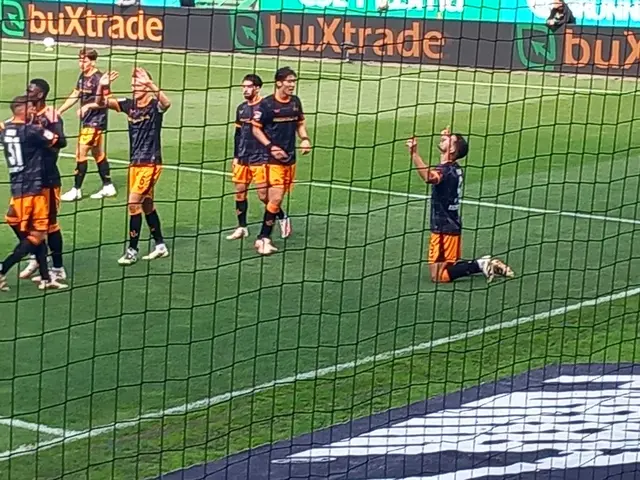 Ivan Prtajin (rechts) erlöst sich selbst und den FCK mit seinen beiden Treffern beim Spiel in Fürth, die entsprechend bejubelt wurden | Foto: Frieder Mathis