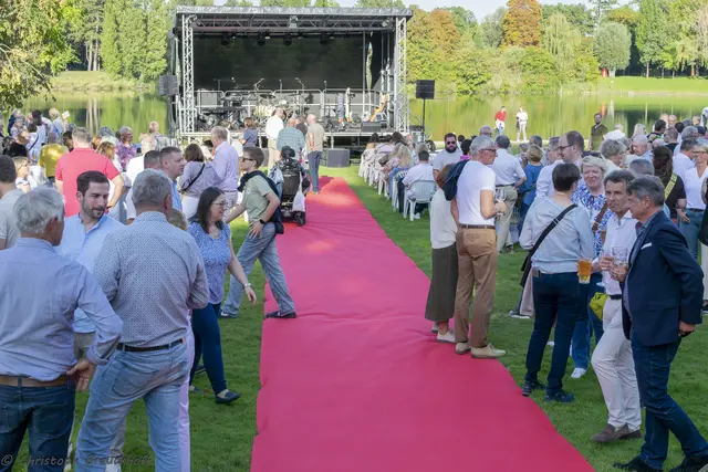 Alte und neuen Bekannten treffen sich am Roten Teppich | Foto: Christoph Brauchhoff