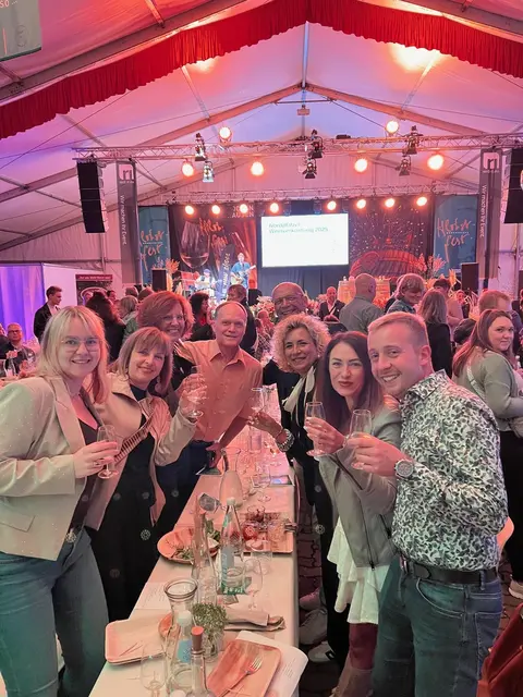 Weinprobe erstmals im Festzelt. Exklusive Probe mit Party-Vibes danach - und Sekt gabs auch. | Foto: Stadt Rockenhausen