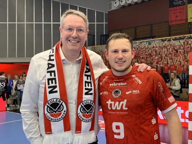 Der RLP-Ministerpräsident Alexander Schweitzer mit Marc-Robin Eisel von den Eulen Ludwigshafen | Foto: Michael Sonnick