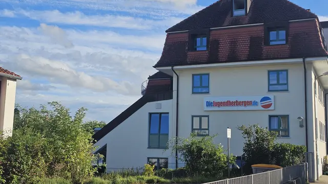 In der Jugendherberge gibt es Leckeres vom Grill | Foto: Eva Bender