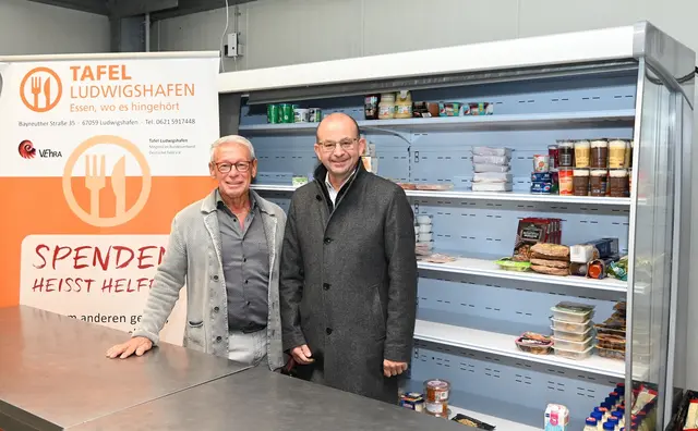 Jürgen Hundemer, Vorsitzender des Tafel-Trägervereins Vehra und Dieter Feid, kaufmännischer Vorstand bei TWL. Die Tafel wird mit grünem Strom versorgt. | Foto: TWL