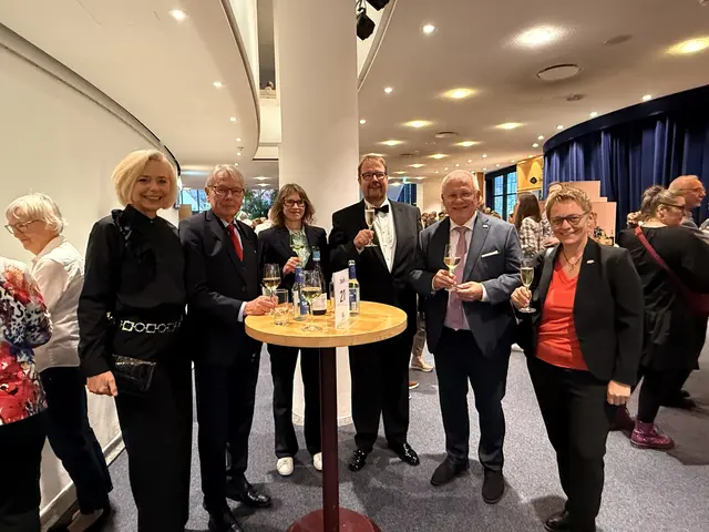Führungsebene des Pfalztheaters zusammen mit BV-Vorstand (von links): Sabine Weichel-Muders, Dr. Klaus Weichel (Erster stellvertretender Bezirkstagsvorsitzender), Simone Grub (Kaufmännische Direktorin des Pfalztheaters), Daniel Böhm (Künstlerischer Direktor des Pfalztheaters), Hans-Ulrich Ihlenfeld (Bezirkstagsvorsitzender), Tanja Hermann (Referatsleiterin Unternehmensentwicklung und -kommunikation). | Foto: Bezirksverband Pfalz
