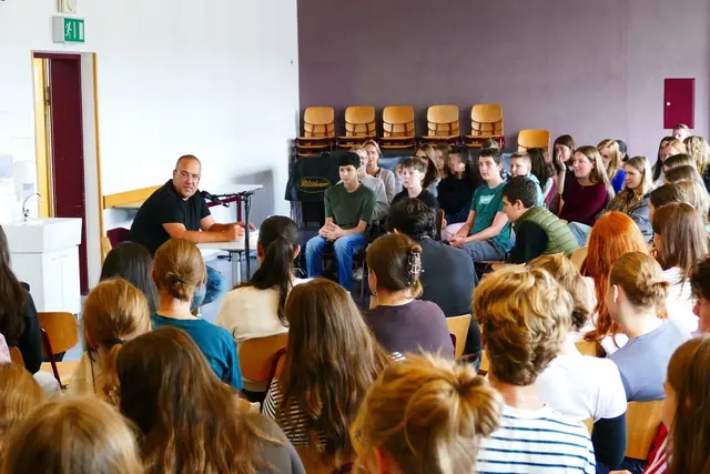 Für Arno Frank war es ein Wiedersehen mit der Schule, die er selbst als Kind besucht hatte | Foto: ASG Kaiserslautern