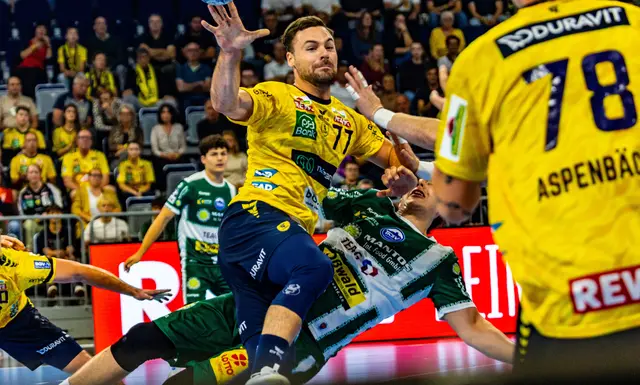 Harter Zweikampf Dani Baijens  | Foto: Wolfgang Neuberth