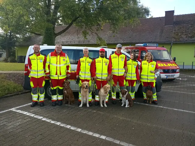 Das Team der Rettungshundestaffel der DLRG Altenglan vor einem Übungseinsatz am vergangenen Sonntag. Der Übungseinsatz lautete: Vermisste Person "Café am Markt" in Altenglan | Foto: Anja Stemler