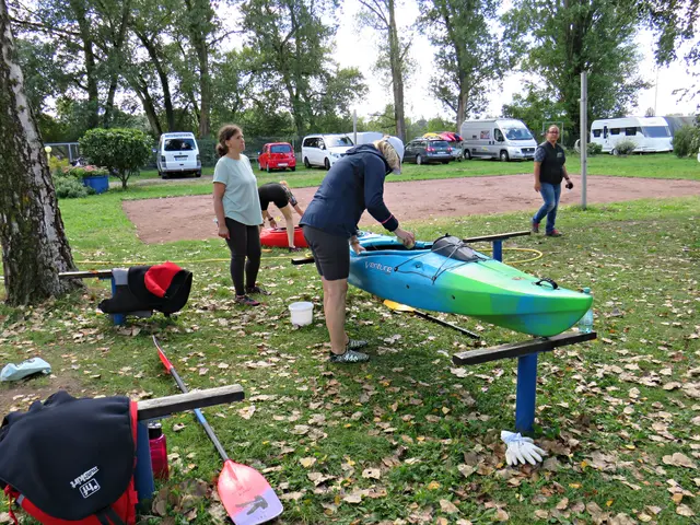 Nach der Arbeit erstmal Kanu putzen | Foto: Brigitte Melder