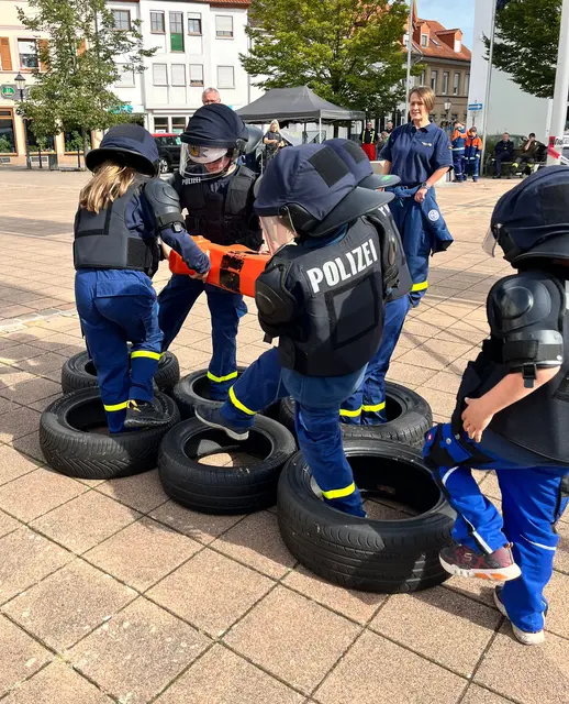 Die THW-Bambinis Bad Bergzabern gaben bei der Personenrettung durch einen Parcours der Bundespolizei in der Germersheimer Innenstadt alles.  | Foto: KV SÜW 