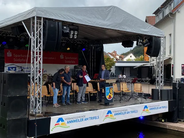 Bürgermeister Christian Burkhart, Axel Burkhart, Werner Reich und Karin Hirsch bei der Preisverleihung (v.r.n.l.) | Foto: vgv