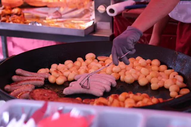 Leckerer geht's nicht: Grumbeeren und Würstchen. | Foto: ps