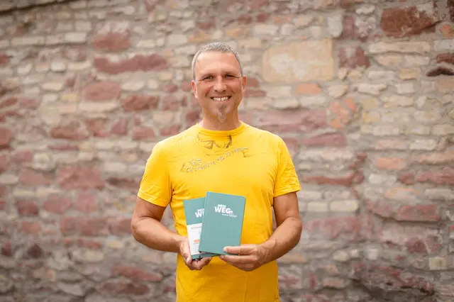 Der Anspruch des Autors Marco Fraleoni, der als Achtsamkeitslehrer sowie Lehrer für Freundlichkeits- und Mitgefühlsmeditation seit vielen Jahren Menschen mit Kursen begleitet, sind keine vorgestanzten Antworten. Stattdessen will er die Sinnfragen als Begleiter verstanden wissen – verbunden mit Offenheit für mögliche Erkenntnisse.  | Foto: Pilgerverlag Speyer