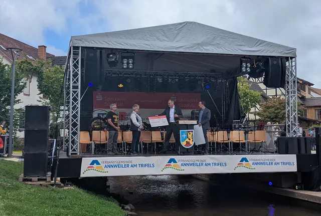 Zwei auf einen Streich: In Annweiler überreichte Landrat Dietmar Seefeldt (Zweiter von rechts) mit Verbandsgemeinde-Bürgermeister Christian Burkhart (rechts) einen Scheck an die Teamkapitänin beziehungsweise den -kapitän des Evangelischen Trifels-Gymnasiums und des Staufer-Schulzentrums. | Foto: KV SÜW