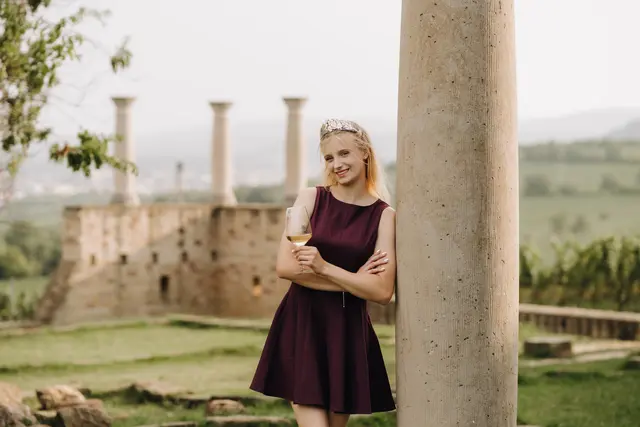 Cecile Herzberger ist die neue Bad Dürkheimer Weinhoheit 2025/2026 und amtiert für ein Jahr unter dem Titel "Cecile I.".  | Foto: Lena Geib Photographie