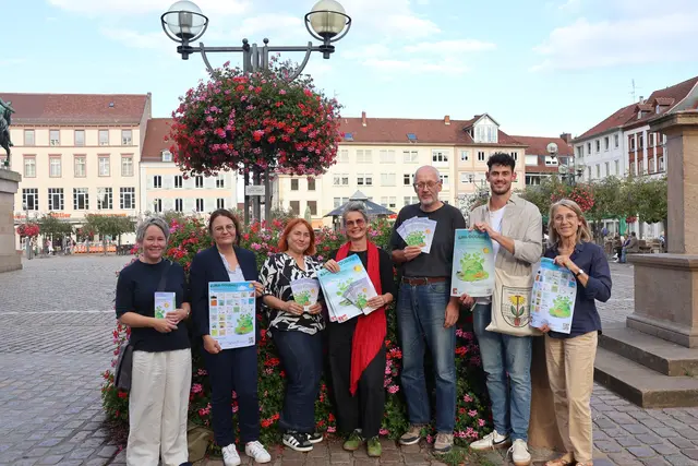 25 der beteiligten städtischen Akteurinnen und Akteuren der Klima-Gourmet-Ausstellung und des Rahmenprogramms: (von links): Susanne Poerschke (Sozialreferentin der Pfarrei Mariä Himmelfahrt), Heike Weiß (Haus der Familie), Angelika Strauß (Gartenwerkstatt), Ina Rinck (städtische Jugendförderung), Oliver Decken (städtische Klimastabstelle), Michael Bappert (Schrebergartenverein Landau) und Angelika Kemmler (städtische Ehrenamtsbeauftragte) | Foto: Stadt Landau