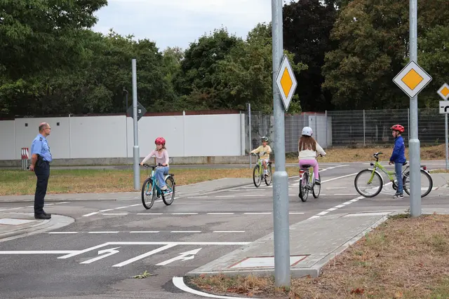 Verkehrssicherheitsberater Steffen Neu (links) von der Polizeiinspektion Landau unterrichtet die Kids auf dem neuen Verkehrsübungsplatz | Foto: Stadt Landau