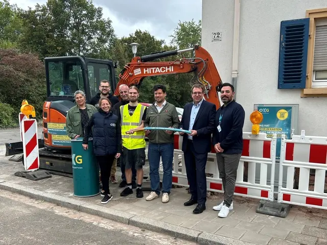 Christina Löhmann, Senior Key Account Managerin Kommunen von OXG (2. von links), städtischer Beigeordneter und Tiefbaudezernent Manuel Steinbrenner (3. von rechts), und Timo Anschütz, Vorstand der Baugenossenschaft Bahnheim eG (2. von rechts), gemeinsam mit dem Projektteam | Foto: OXG Glasfaser GmbH