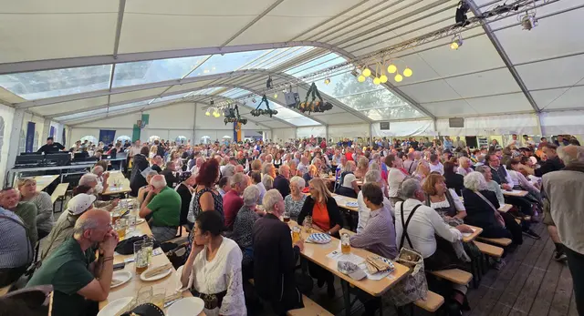 Ausgelassene Stimmung im Festzelt – Haßloch feiert sein Andechser Bierfest in diesem Jahr vom 25. bis 28. September. | Foto: Gemeindeverwaltung Haßloch