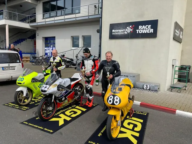 Bei den 125er GP-Maschinen siegte Chris Meyer (Mitte) vor Klaus Ernst (links) und Reiner Scheidhauer (alle auf Honda RS125)  | Foto: Marcel Uhlmann