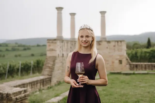 Die 20-jährige Dürkheimerin mag zwar noch ein Newbie in der Weinwelt sein, ist jedoch bereits sehr motiviert Bad Dürkheim sowie seine Weinbaubetriebe gebührend zu repräsentieren. | Foto: Lena Geib Photographie