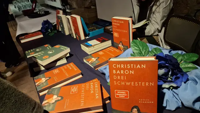 Der Autor las aus seinem jüngsten Roman "Drei Schwestern", der den Abschluss der Kaiserslauterer Trilogie bildet | Foto: Ralf Vester