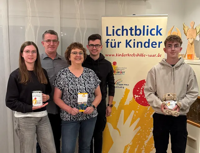 Christel Noll (Mitte) und ihre Familie setzen sich in der Westpfalz für krebskranke Kinder ein – mit Spendenaktionen, die Hoffnung schenken. | Foto: Privat