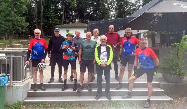 Die Radwanderer vor dem Start der Tour am Seewoog in Miesenbach. | Foto: Foto: Helmut Layes