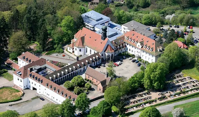 Luftaufnahme des Geistlichen Zentrums Maria Rosenberg in Waldfischbach-Burgalben: Der traditionsreiche Pilgerort im Bistum Speyer schließt seinen Tagungsbetrieb im Juli 2026 für eine umfassende Sanierung. Die Wallfahrt bleibt auch während der Bauphase bestehen. | Foto: Bistum Speyer/Maria Rosenberg