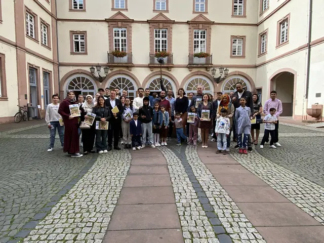 Neustadterinnen und Neustadter aus rund einem Dutzend Nationen haben von der Beigeordneten und Dezernentin Johanna Kunzendorff die Einbürgerungsurkunde erhalten. | Foto: Stadtverwaltung Neustadt