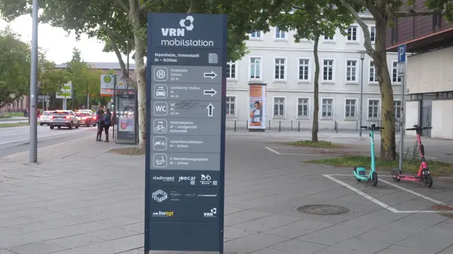 Vor dem Mannheimer Landgericht weist diese Tafel alle Mobilitätsformen aus, die auf kurzen Wegen zu erreichen sind. So hofft man, mehr Autofahrer aus der City raus zu halten, zumal die Rampen zur Schumacher-Brücke ab 2026 auf der linksrheinischen Seite im Abriss sein werden. | Foto: JG