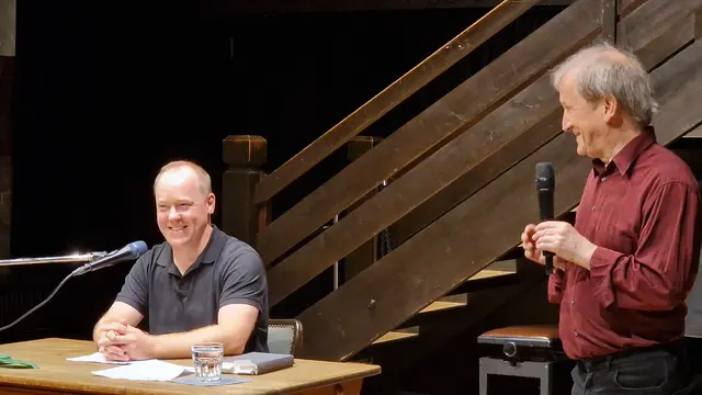 Literaturkenner Morphy Burkhart (rechts) von der Buchhandlung Blaue Blume führte durch den Abend | Foto: Ralf Vester