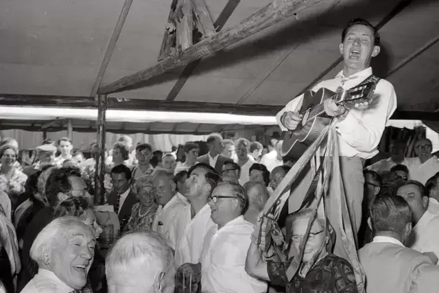 Noch zu Lebzeiten hat Kurt Dehn (1920 - 2000) auf Bitten seiner Tochter Gabriele die Geschichte seines Lebens niedergeschrieben. Lauschen Sie in dieser musikalischen Lesung den Worten der Pfälzer Ikone. | Foto: Kurt Dehn; Gabriele Dehn-Knight
