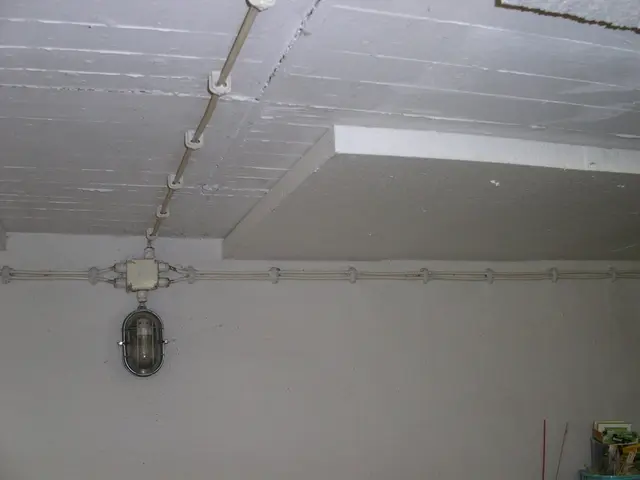 Foto: Zehn Zentimeter sollten es bei einem guten Dämmstoff mindestens sein. Das Anbringen in Schichten erleichtert das Einarbeiten von Rohren und Anschlüssen. Foto: B. Andre