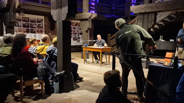 Christian Baron in der guten Lesestube von Kaiserslautern | Foto: Ralf Vester