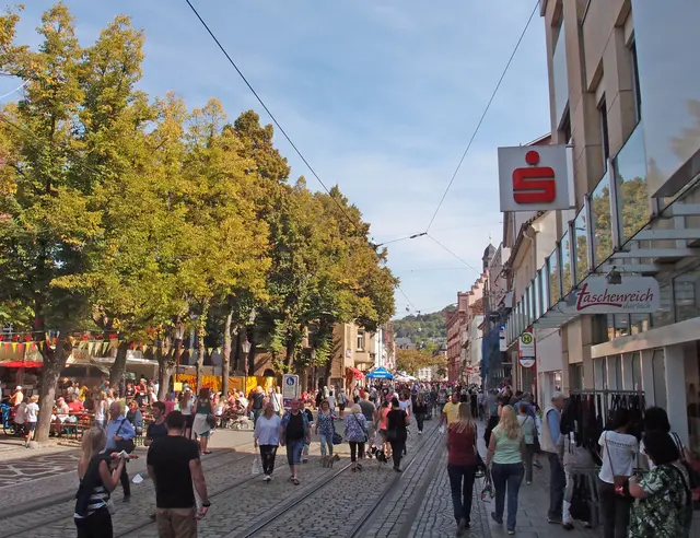 Aufgrund des verkaufsoffenen Sonntages in Durlach fahren am 21. September nachmittags keine Straßenbahnen durch die Pfinztalstraße. Die VBK richten einen Ersatzverkehr mit Bussen ein. | Foto: Nicolas Lutterbach/KVV