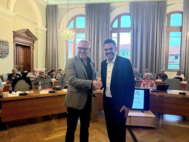 Bürgermeister Marcus Schaile würdigte die Wiederwahl Dr. Hofmanns und hob die langjährige verlässliche und kompetente Zusammenarbeit hervor | Foto: HFalter/Stadt Germersheim