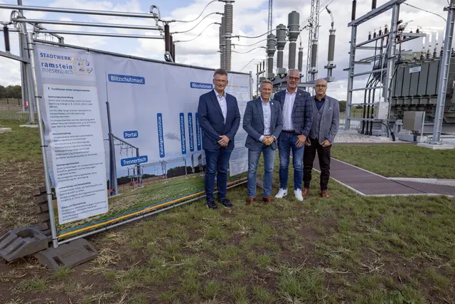 Jürgen Rosenkranz, technischer Leiter der Stadtwerke, Landrat Ralf Leßmeister, Bürgermeister und Aufsichtsratsvorsitzender Ralf Hechler und Georg Leydecker, Geschäftsführer der Stadtwerke (v.l.) nahmen die Einweihung des neuen Umspannwerkes vor. | Foto: Stefan Layes